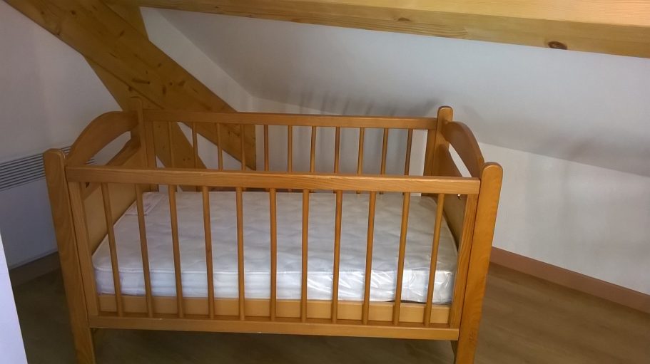 Lit bébé chalet des Volcans
